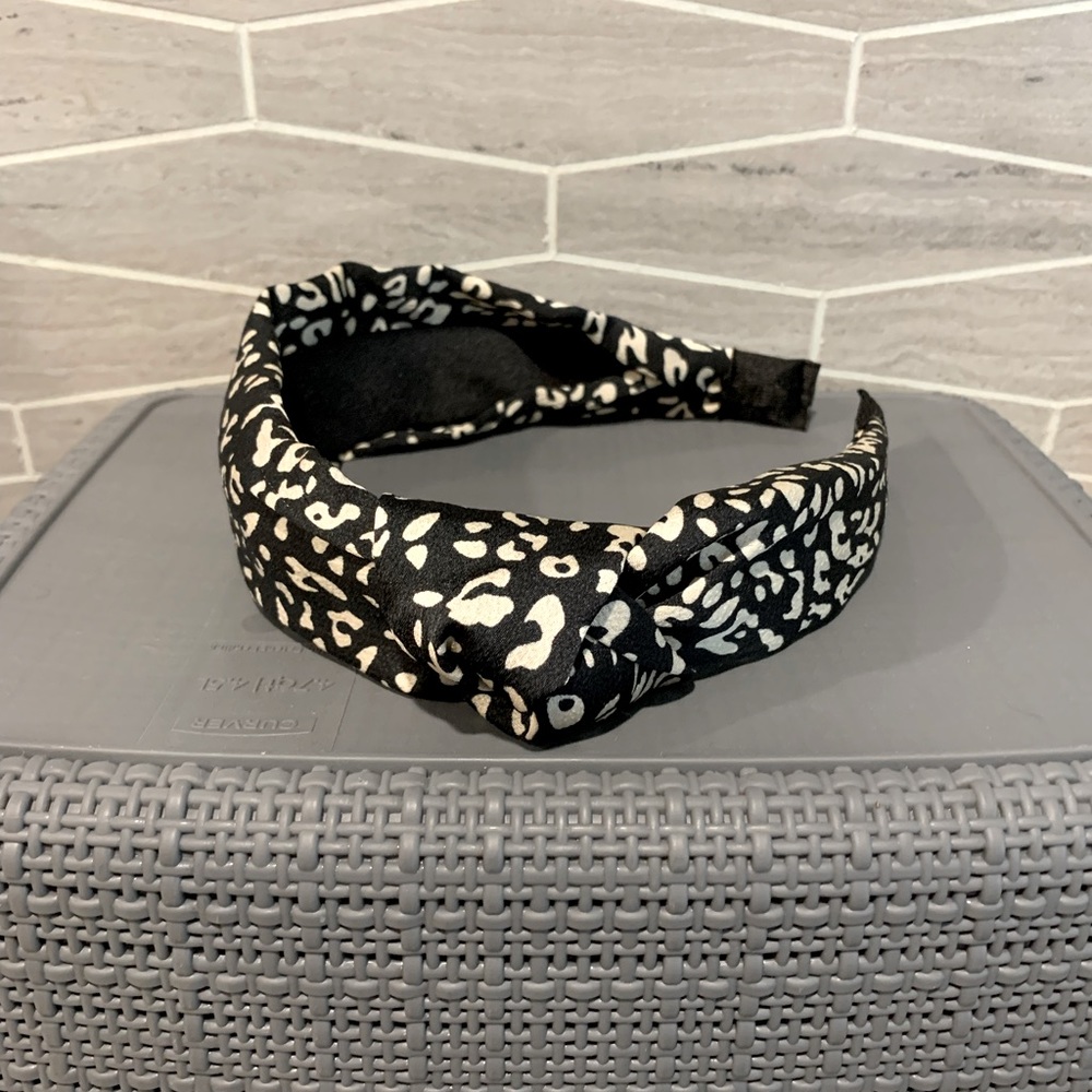 3/$15 NWOT black and white leopard headband